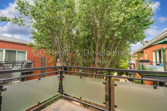 Building Photo - 6429 N Damen Ave