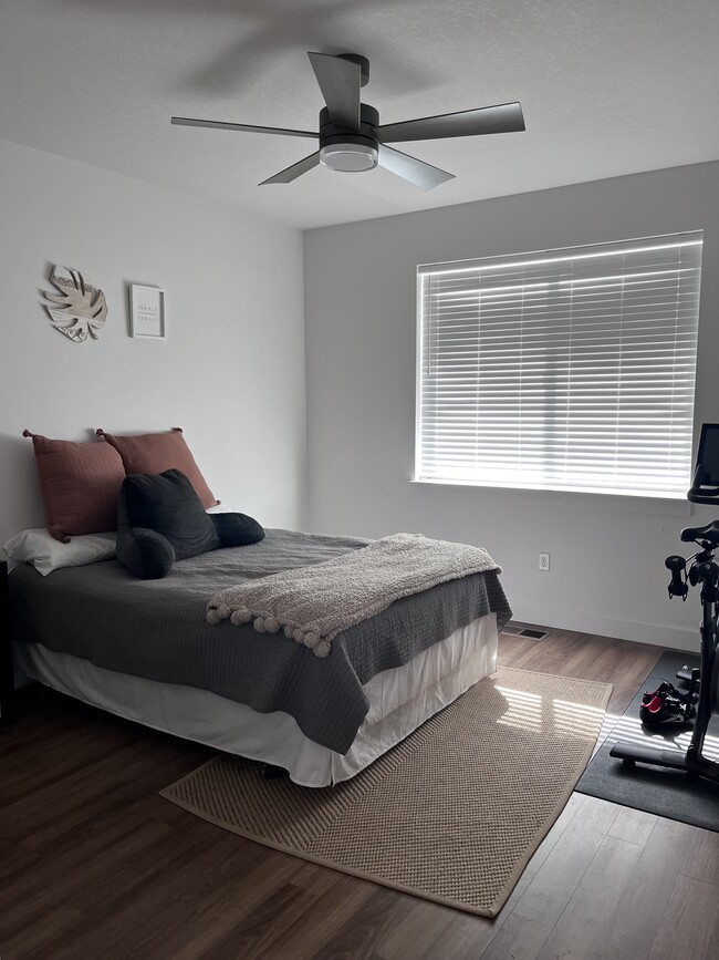 Building Photo - 990 NE Samson St