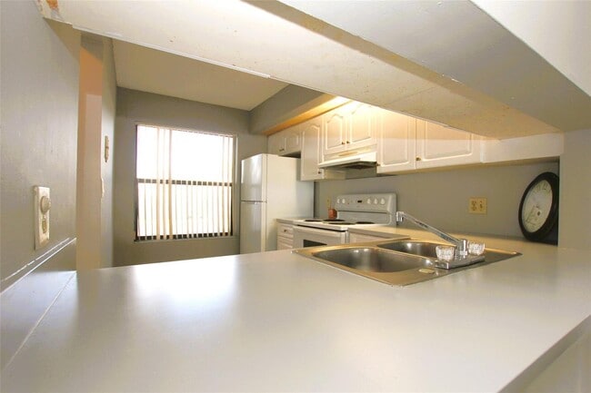 Building Photo - 217 Lake Pointe Dr