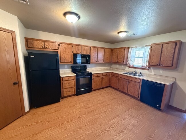 Building Photo - 511b NE 6th St - 511B NE 6th