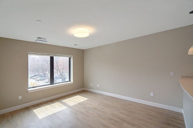 Primary Photo - 33 Rogers St