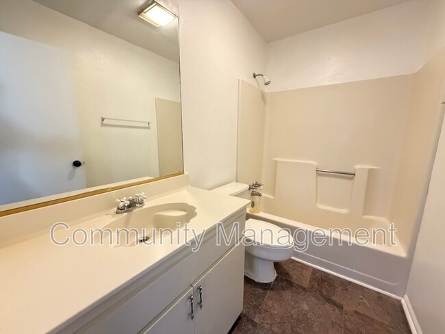 Building Photo - 533 Hadley Dr