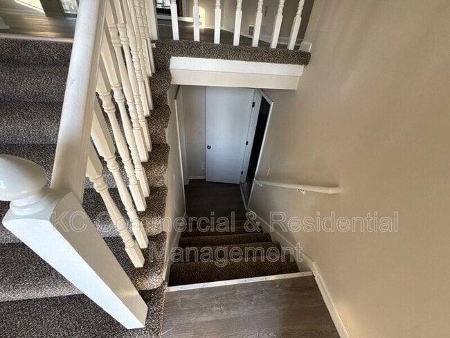 Building Photo - 5716 N London Ave