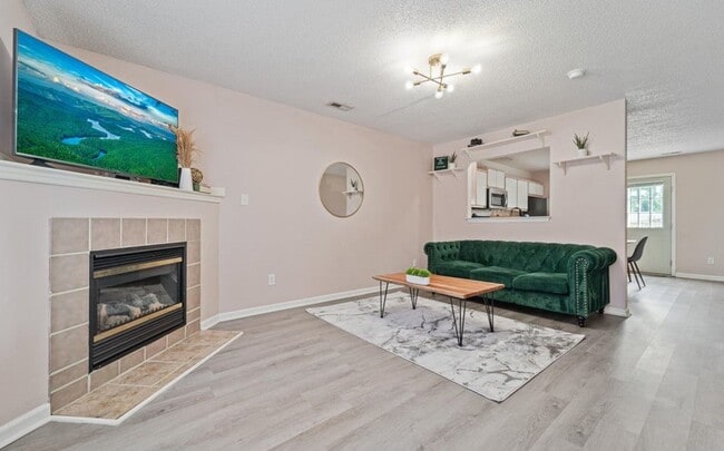 Building Photo - 2BR/2.5 Bath Townhome Minutes to Camp Lejuene