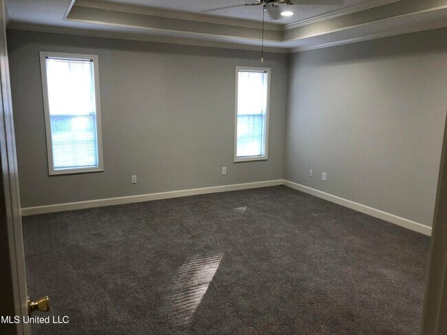 Building Photo - 313 S Place Dr