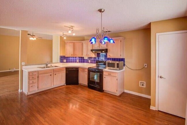 Building Photo - 6908 Chateau Dr