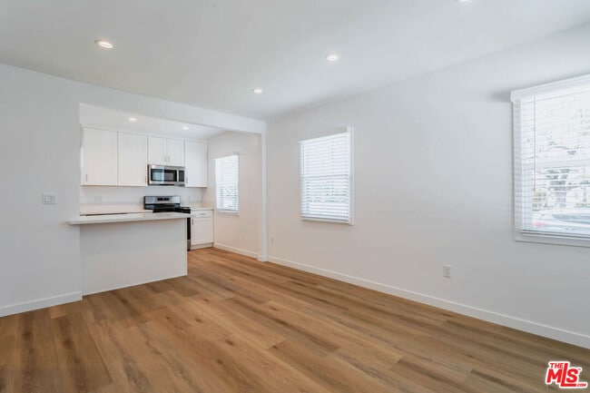 Building Photo - 815 W Glenoaks Blvd