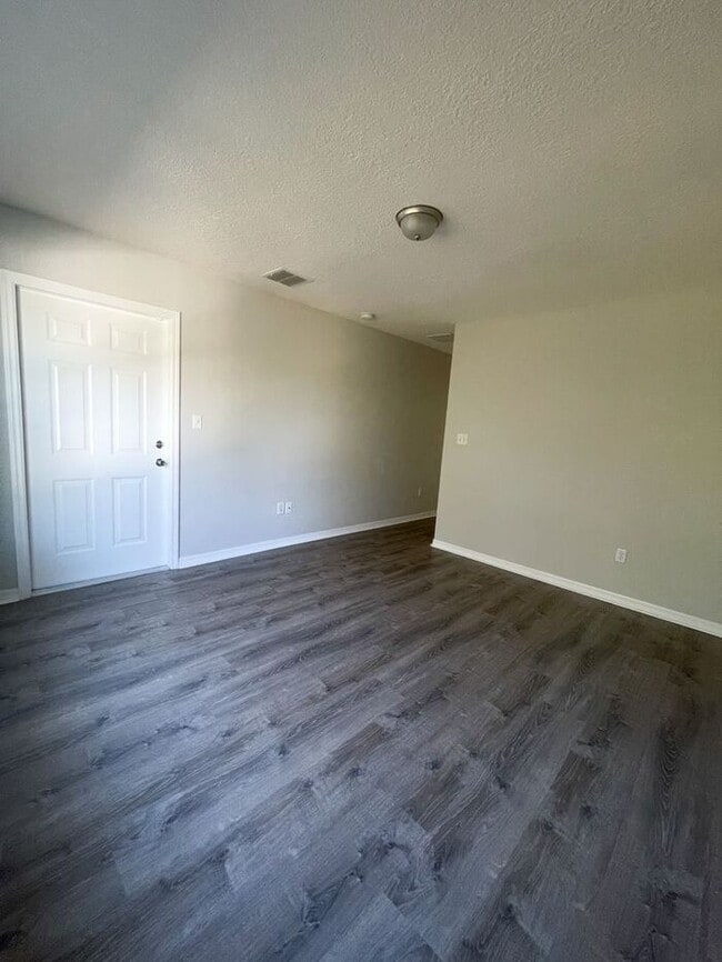 Building Photo - Beautiful Townhouse