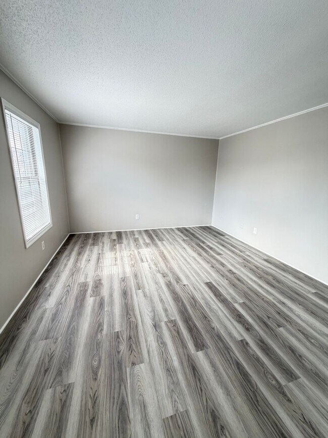 Building Photo - Oxford-2 Bedrooms