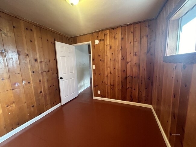 Building Photo - Shady Pines Cabin 1 bd.+1 Loft Bd. 1 Ba. w/ Sm. Fenced Yard.
