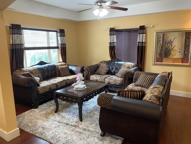 Building Photo - 5-Bedroom Home Located in Barkley Neighborhood