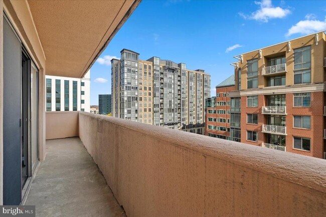 Building Photo - 1301 N Courthouse Rd