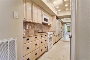 Building Photo - 587 Beau Chene Dr