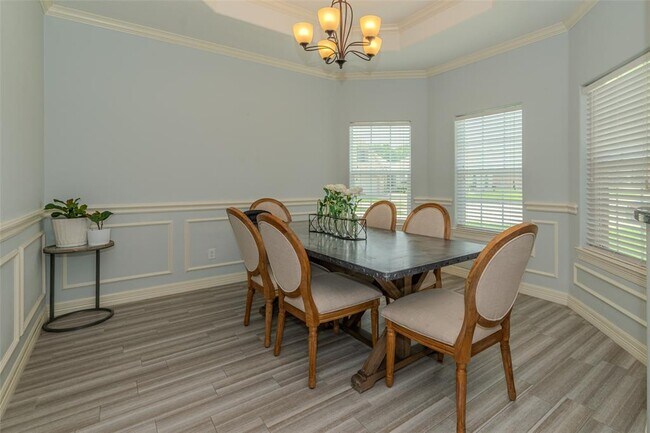Building Photo - 8195 Quail Hollow Dr