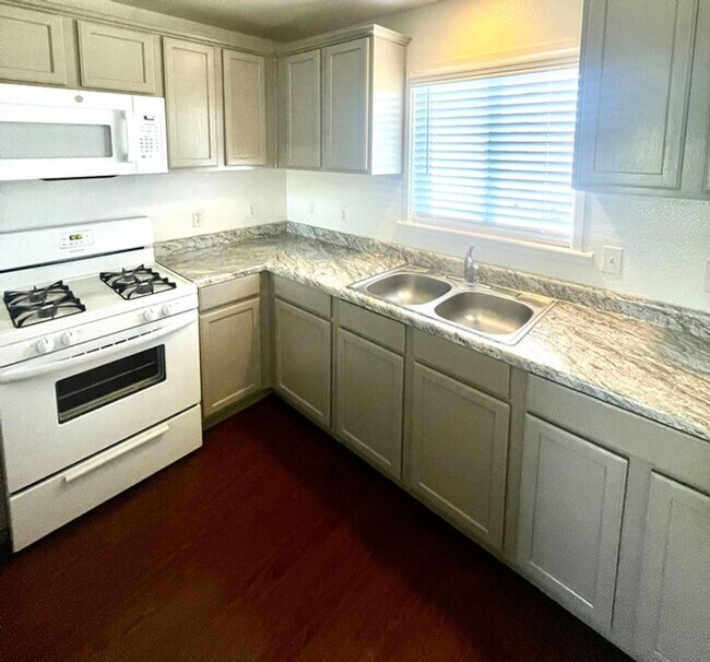 Building Photo - Renovated Upstairs 2 Bedroom with low move...