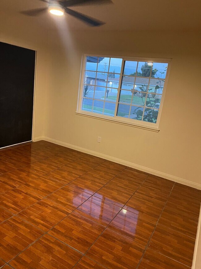 Building Photo - Large 3 Bed. 2 Bath with Pool