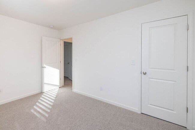 Building Photo - 3BD Townhome Convenient to Hwy 74/ Minutes to Bypass - MOVE IN READY