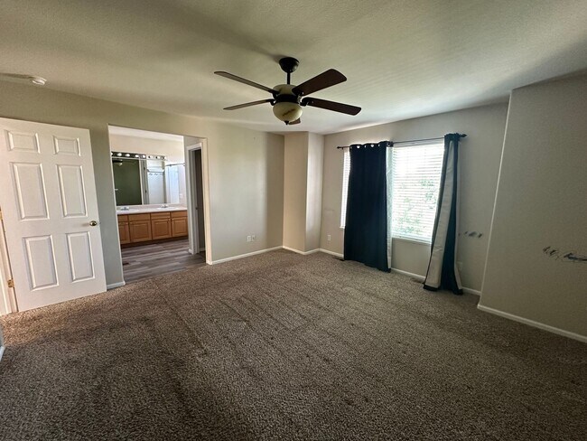 Building Photo - 5 Bed 4 Bath Home in Springs Ranch!!!