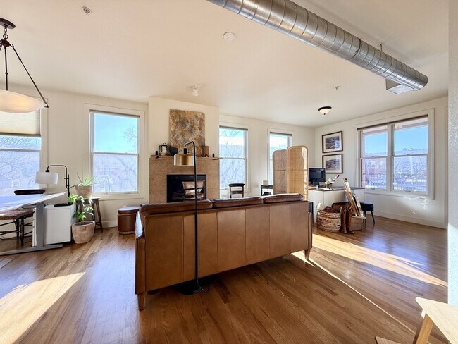 Building Photo - 261 Pine St