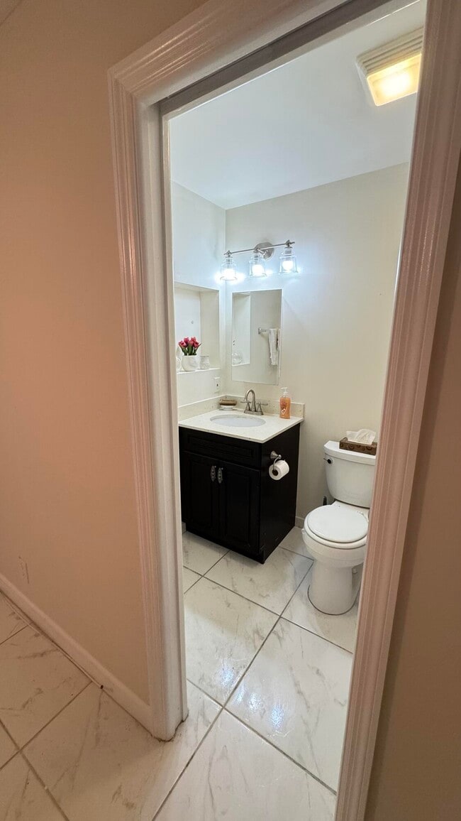 Building Photo - 42 Sussex E