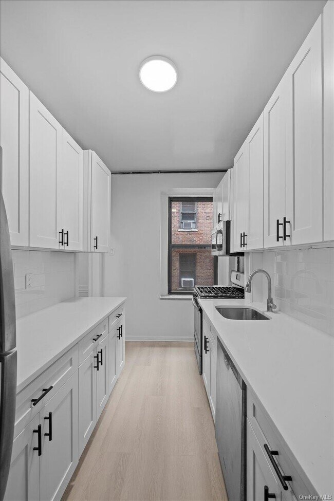Building Photo - 117 Seaman Ave