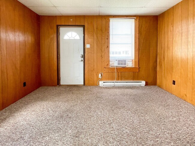 Building Photo - PRELEASING for AUGUST! Close to Campus