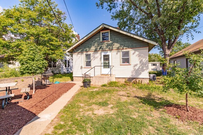 Building Photo - Wonderful 2 Bedroomed House in the heart of Saint Paul.