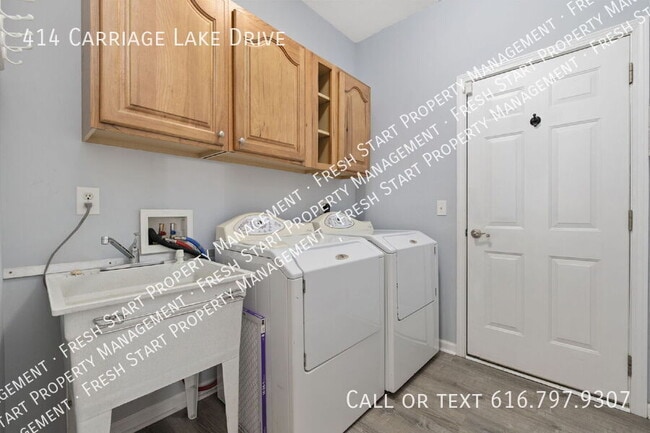 Building Photo - 414 Carriage Lake Dr