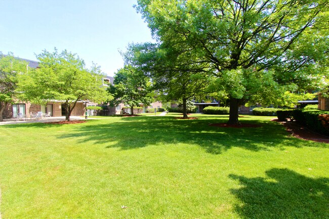 Building Photo - 3852 N Parkway Dr