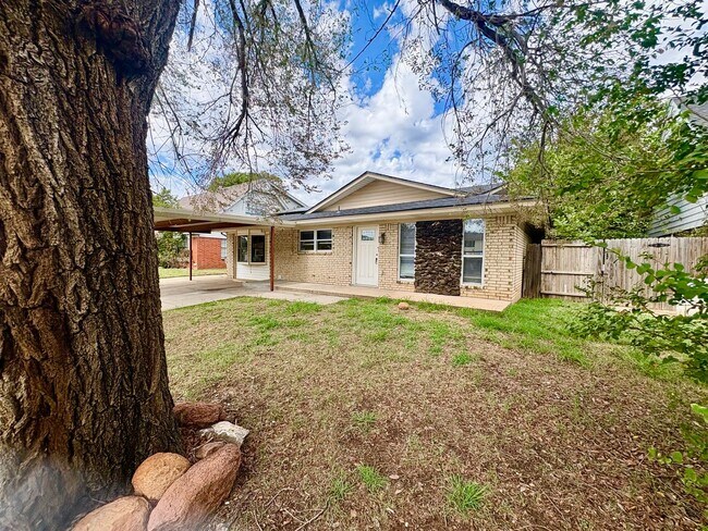 Building Photo - Spacious 4 Bedroom, 2 Bathroom Home with L...
