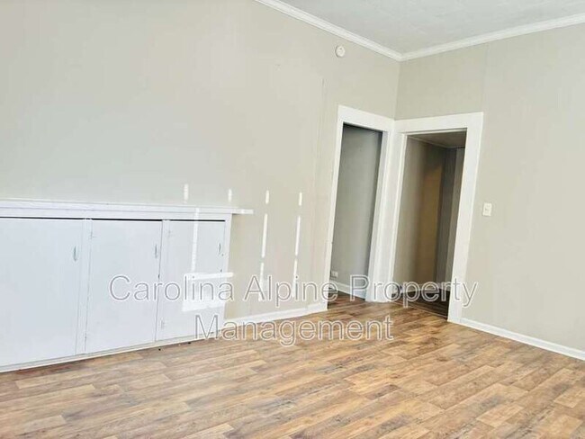 Building Photo - 321 N Poplar St