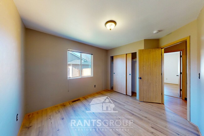 Building Photo - Easy commute to JBLM! Close to Shopping & ...