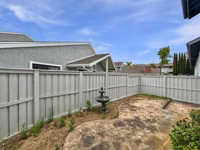 Building Photo - Spacious 3BD/2.5BA Townhouse in La Jolla W...