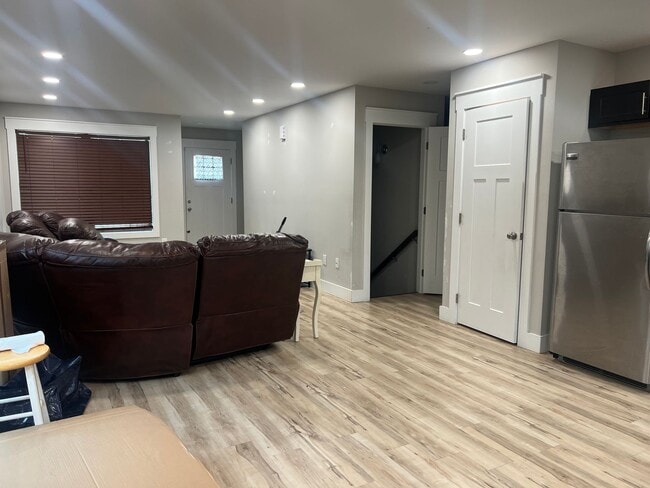 Building Photo - Beautiful home 3 minutes from ETSU!