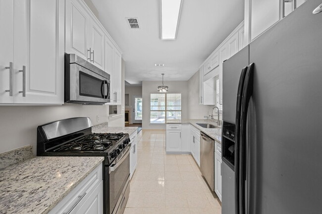 Building Photo - 123 Club Dr