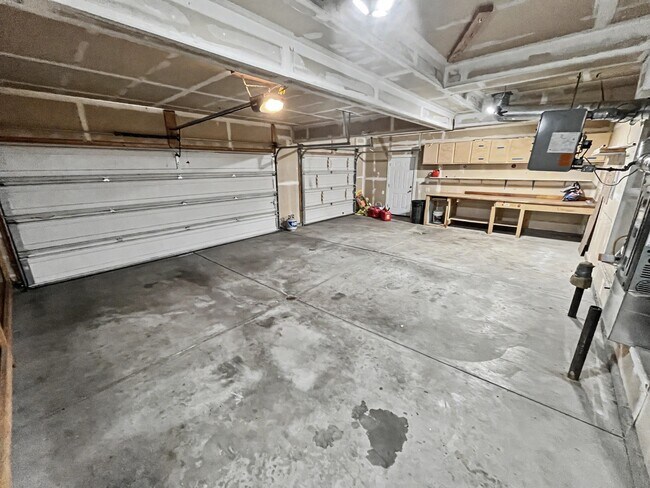 Building Photo - 4021 Red Talon Dr