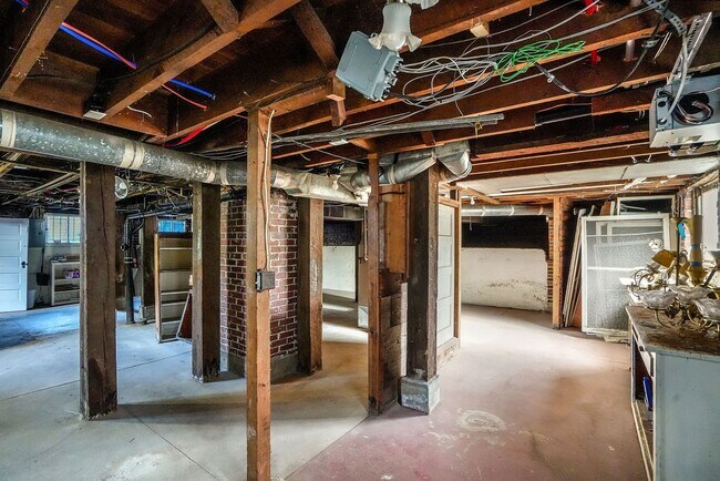 Building Photo - Fully furnished 5-bed, 3.5 bath home in hi...