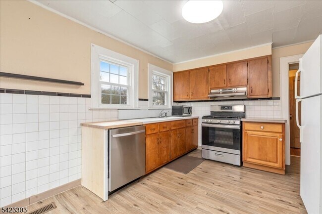 Building Photo - 81 Tooker Ave