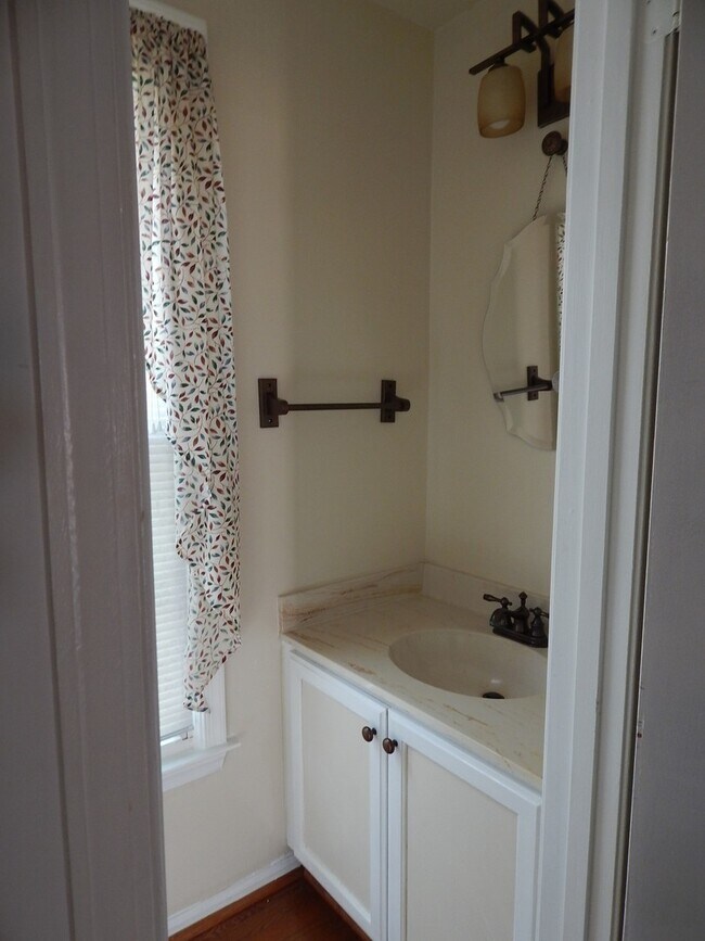 Building Photo - Fabulous TH with Garage! Great Location!