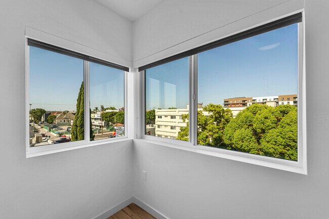 Building Photo - 1240 Magnolia Ave