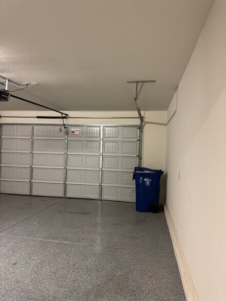 Building Photo - 9431 E Static Ave