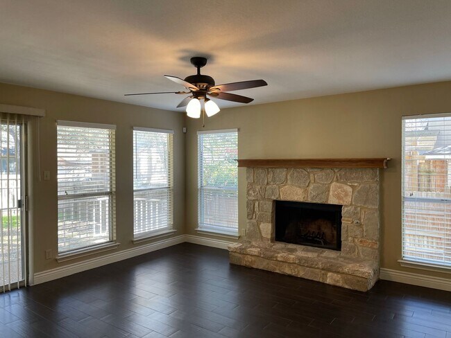 Building Photo - 13731 Oak Pebble