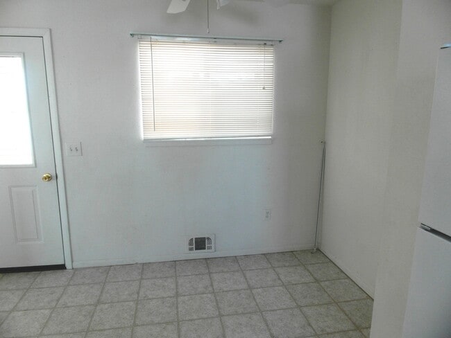 Building Photo - 3 Bedroom, 1.5 Bath, Townhouse in Oscoda v...