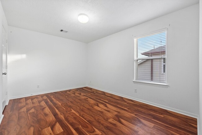 Building Photo - Comfort and Convenience in This Bay Colony Pointe Beauty