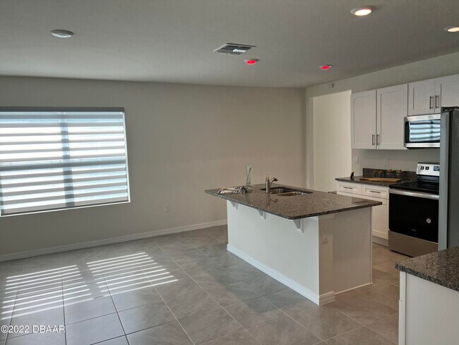 Building Photo - 325 Caryota Ct