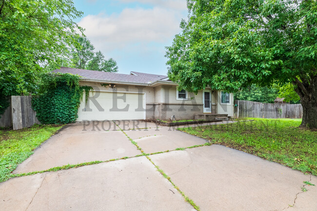 Primary Photo - 2013 N Parkridge Ct