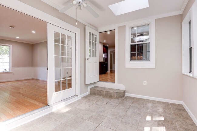 Building Photo - 3 Bedroom 2.5 Bath SFH in Fairfax for Rent!