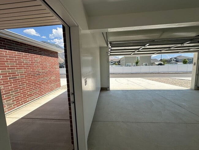 Building Photo - New Never Lived in Springville Townhome Fo...