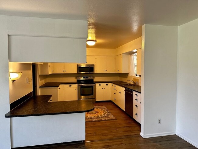 Building Photo - Amazing Country Home 4 bed, 2 bath with Ga...