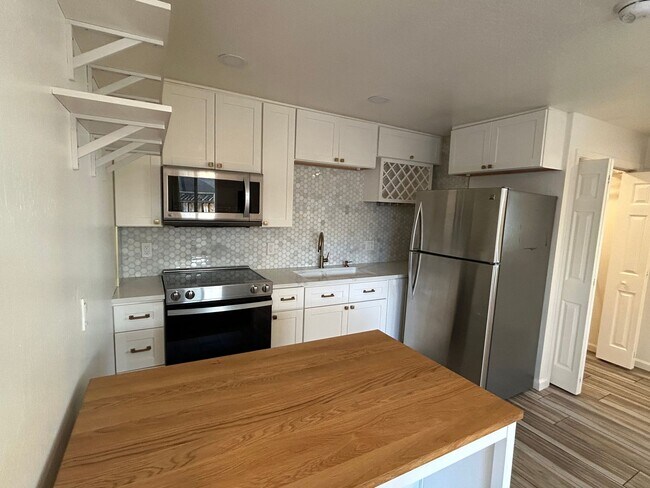 Building Photo - 1655 Merian Dr